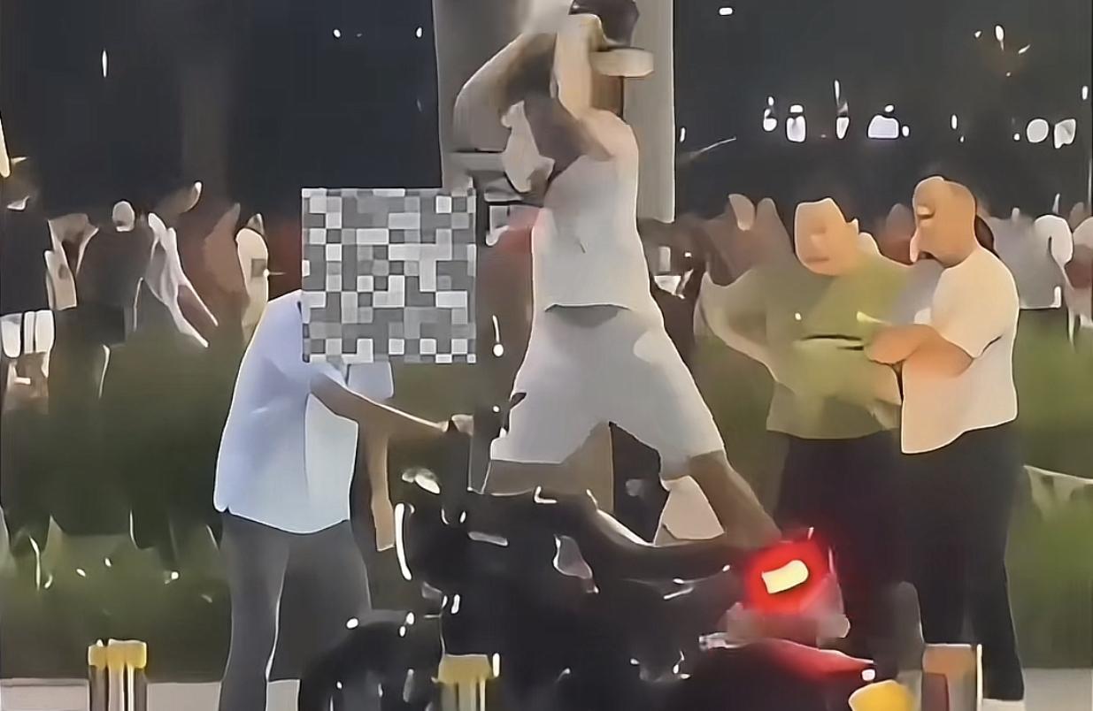 80后忍你，90后让你，00后可不会惯着你。事情的起因一00后小伙骑着摩托车行