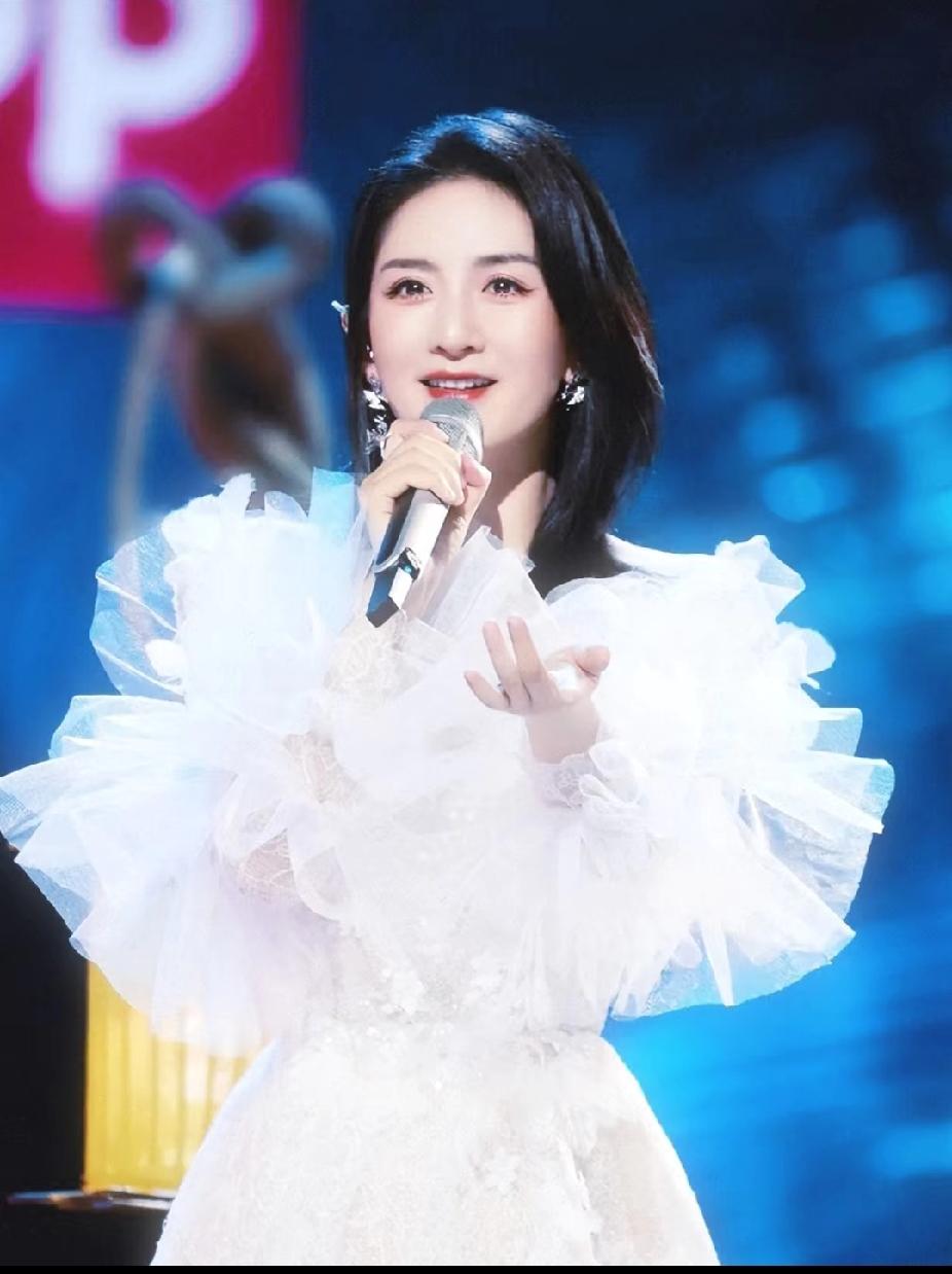 主持人里我最想不通的就是谢娜了钱财和名气都有了，她竟然宣布明年要开演唱会。