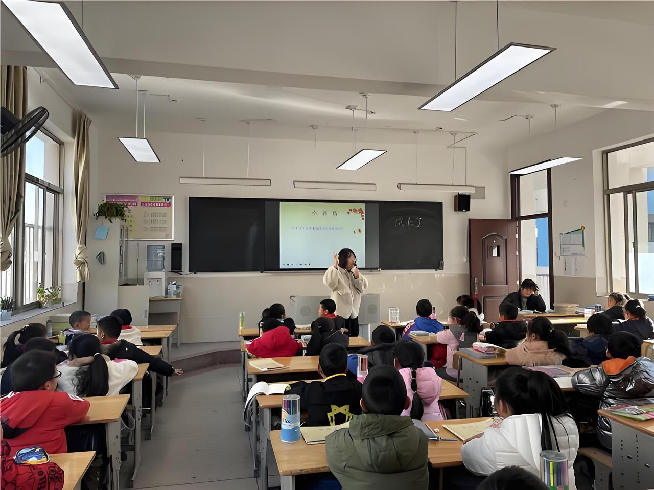 小学学霸养成记：这样抓，初中轻松领先！1、小学时，孩子能保持在班级前10就挺