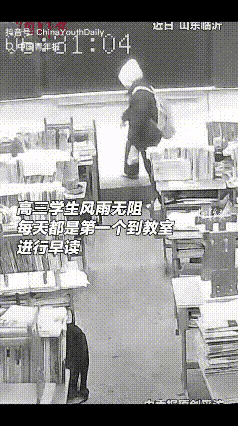 近日，山东临沂，一高三班主任老师打开监控想看看，学生到校早读的情况，谁知，他意外