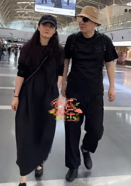 蒋勤勤现身机场，走路气哄哄似在赌气，陈建斌跟身后像犯错的小孩在娱乐圈中，陈建斌