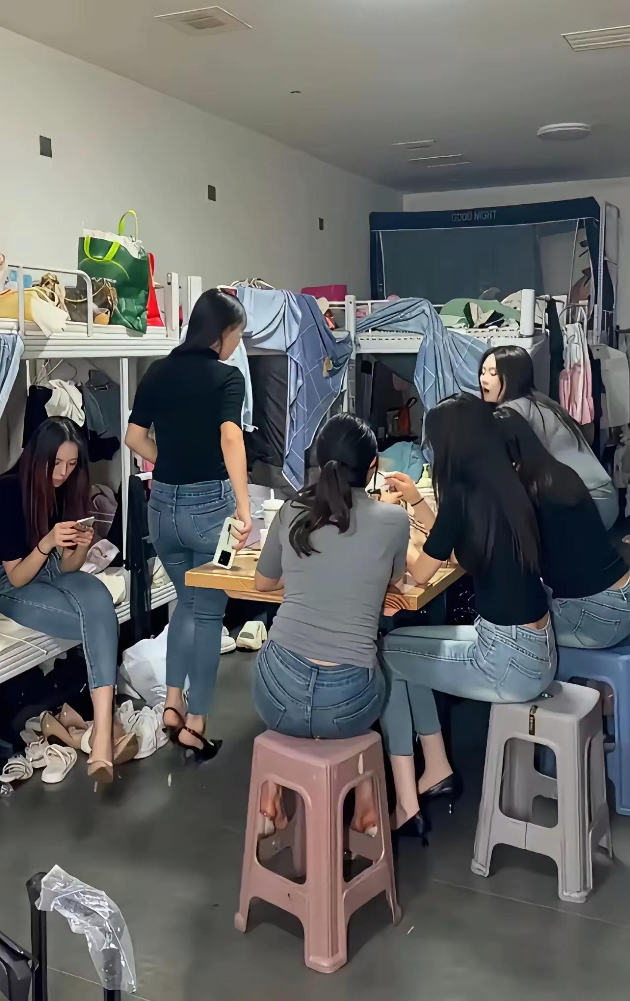 统一的牛仔裤，个个身材高挑。