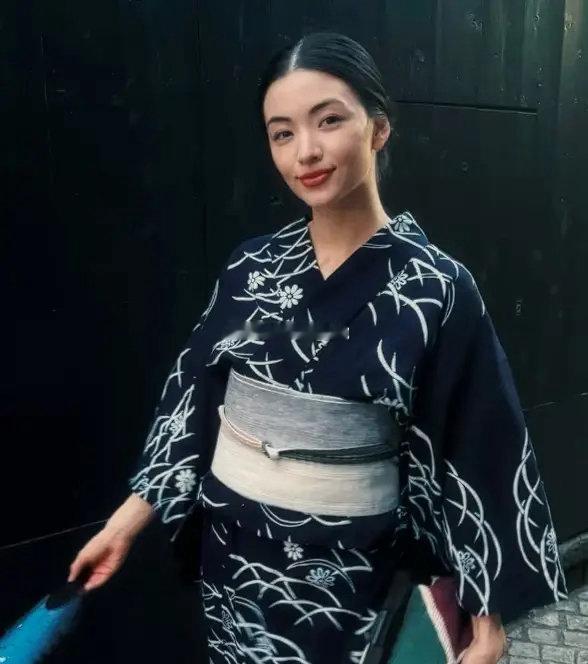 看到47岁的吴建豪官宣再婚后。我好奇查了一下他的新婚妻子。不查不知道，一查真意外