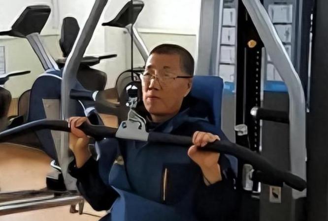 2000年，哈尔滨一位20岁小伙子因车祸离世，他的心脏被移植给了一位57岁大叔杨