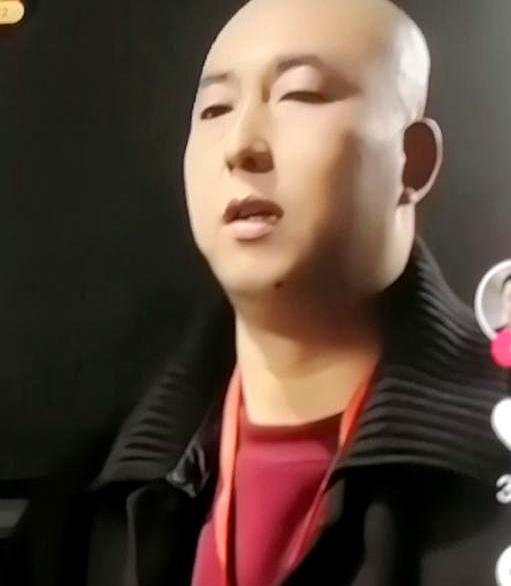 罚了徒弟500块，师傅反手一个红包塞了过去。大徒弟刘卓，台上慢了8秒，自己