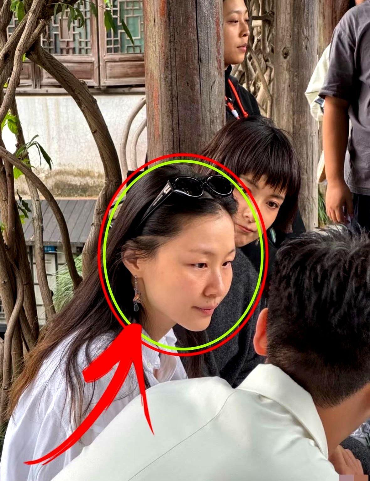 王家卫说金靖身材好，网友翻出她三年前的《男人装》写真，炸了。没人说她丑，但也没