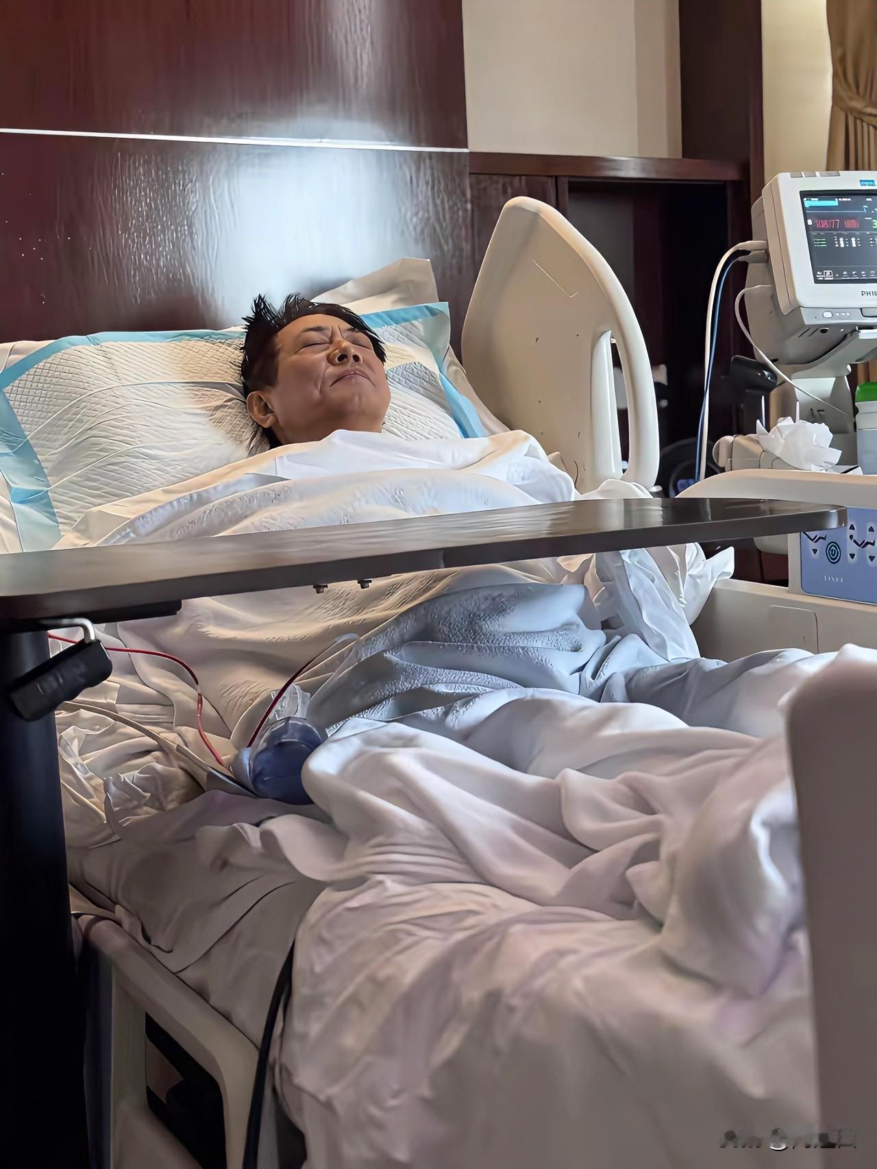 要说李连杰对事业的痴迷热爱程度，看他住院就知道了！李连杰生病了，但他连生病住