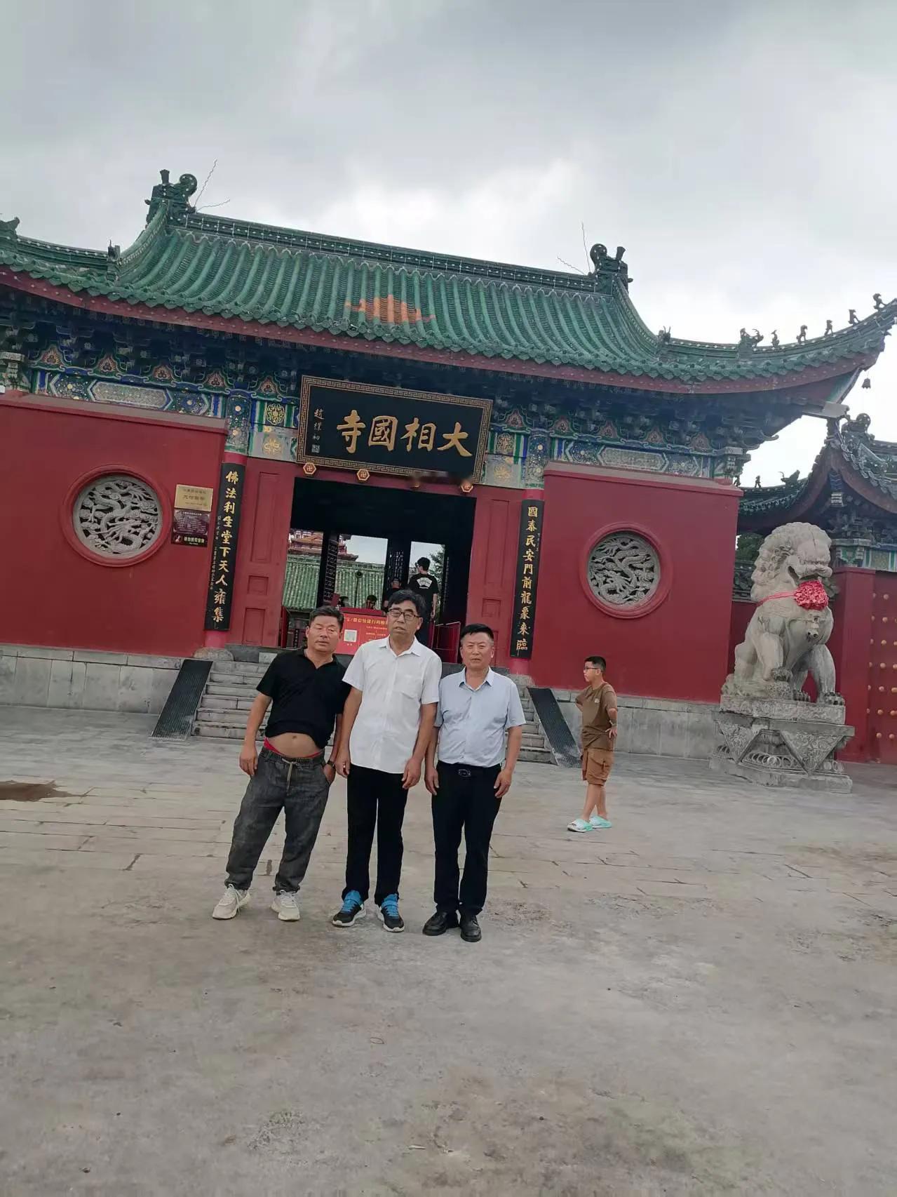 感情与酒。昨天，我与两位姨兄弟去了开封溜溜，去的时候，是小姨兄弟开的车，