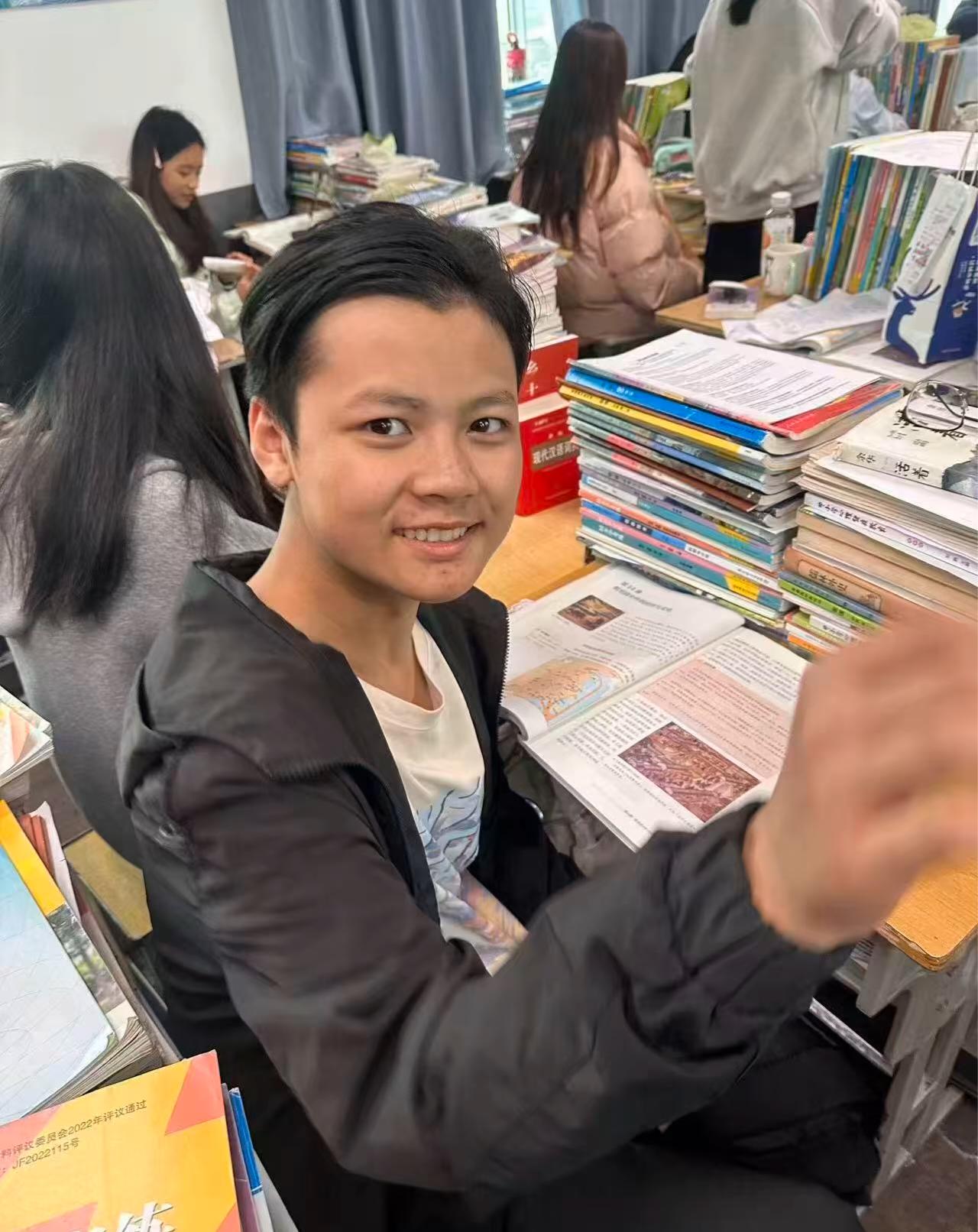 孩子班的一个同学，孩子说，他有种莫名的喜感，一看到他，就绷不住了！我看到也是