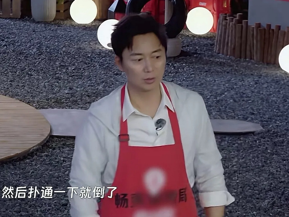 韩庚和刘奕君聊起当演员的辛苦，忍不住倒起了苦水。刘奕君说，有一年在横店拍《扶