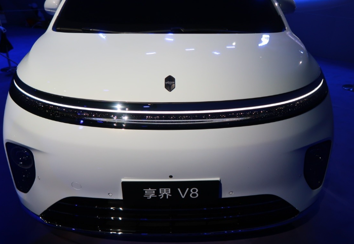 享界V8，真敢叫“家庭”！车长5米33、轴距3米25，比腾势D9还大一圈，官方却硬说这是给普通家庭造
