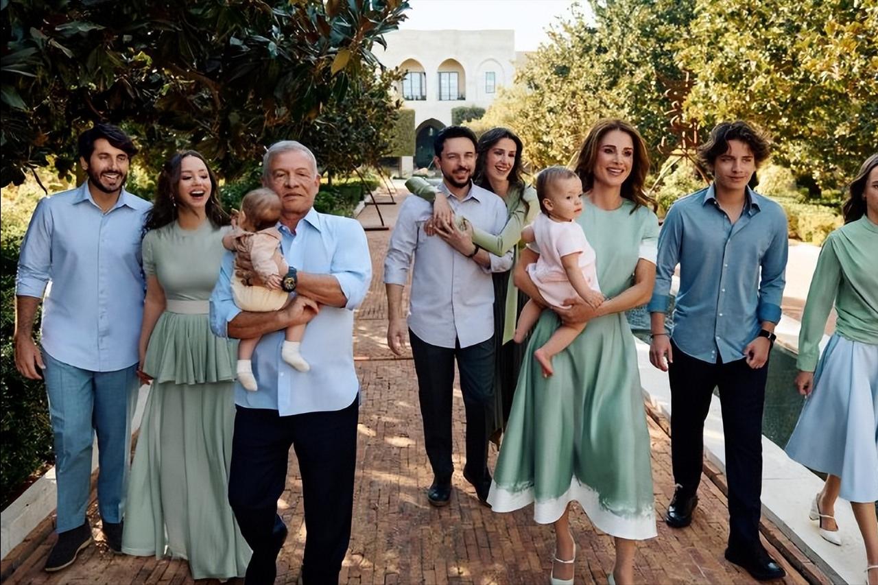 今年第二波王室圣诞贺卡🎄图1-3约旦家薄荷绿主题；图4-5比利时家颜色明快