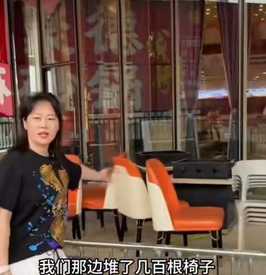 惊现“零元购”！6月10日，四川遂宁某砂锅店因装修，将新买的500余把椅子堆放在