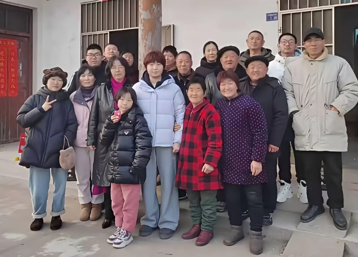 这是大丫头蒯曼回江苏盐城老家过年时与家人拍下的温馨家庭合照，一大家子看着都很朴实善良，老家装修的也很