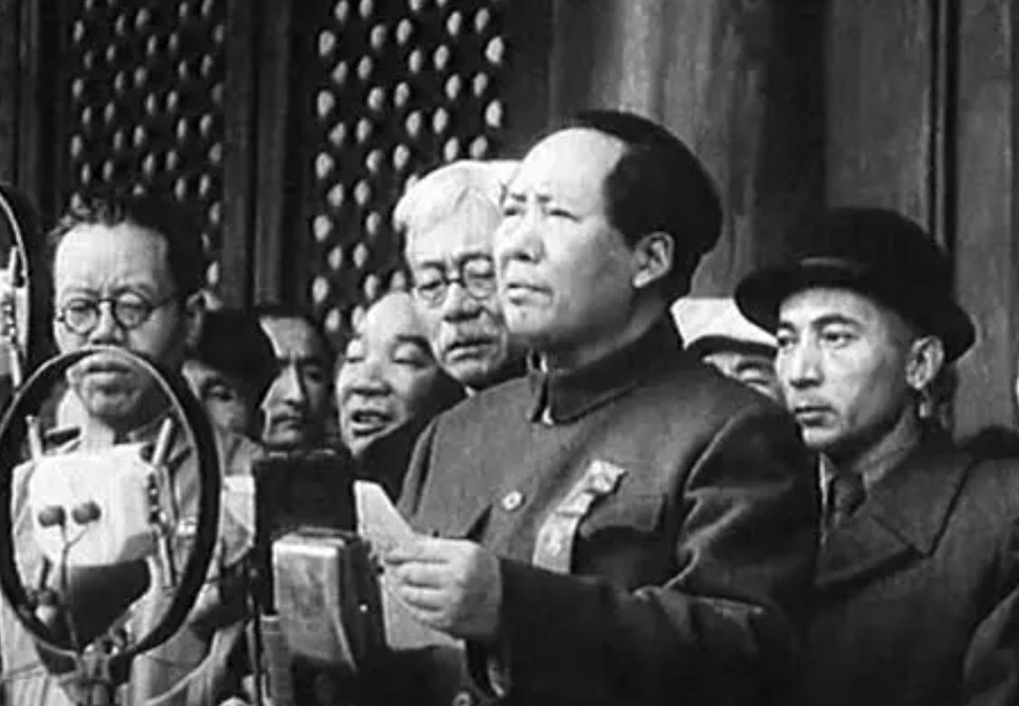 毛主席把中国几千年的沉菏痼疾、以及社会上的丑恶现象一扫而光。没有妓女，没有赌博