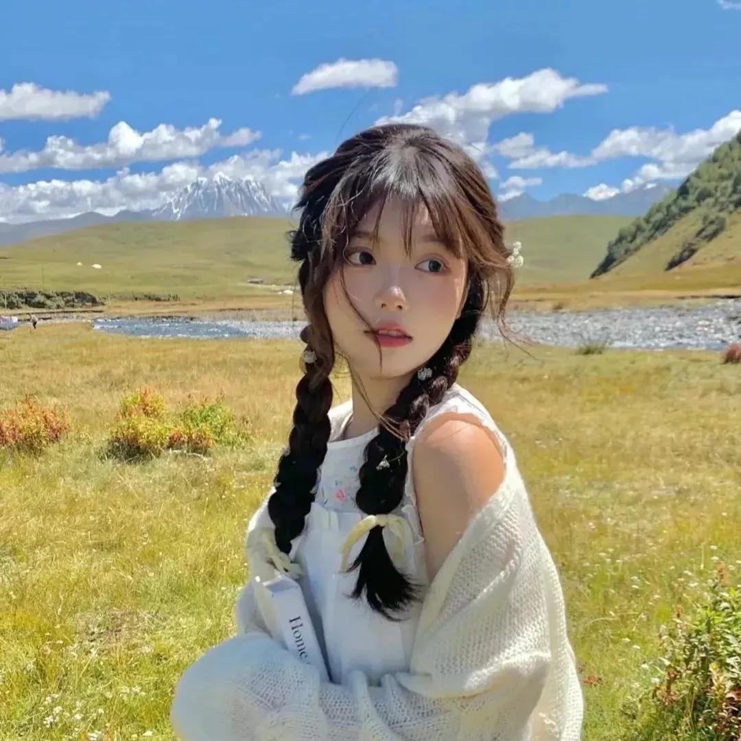 草原上的少女，梦幻般的景色，美的让人心醉！草原气质美女草原白马少女草原牧羊少