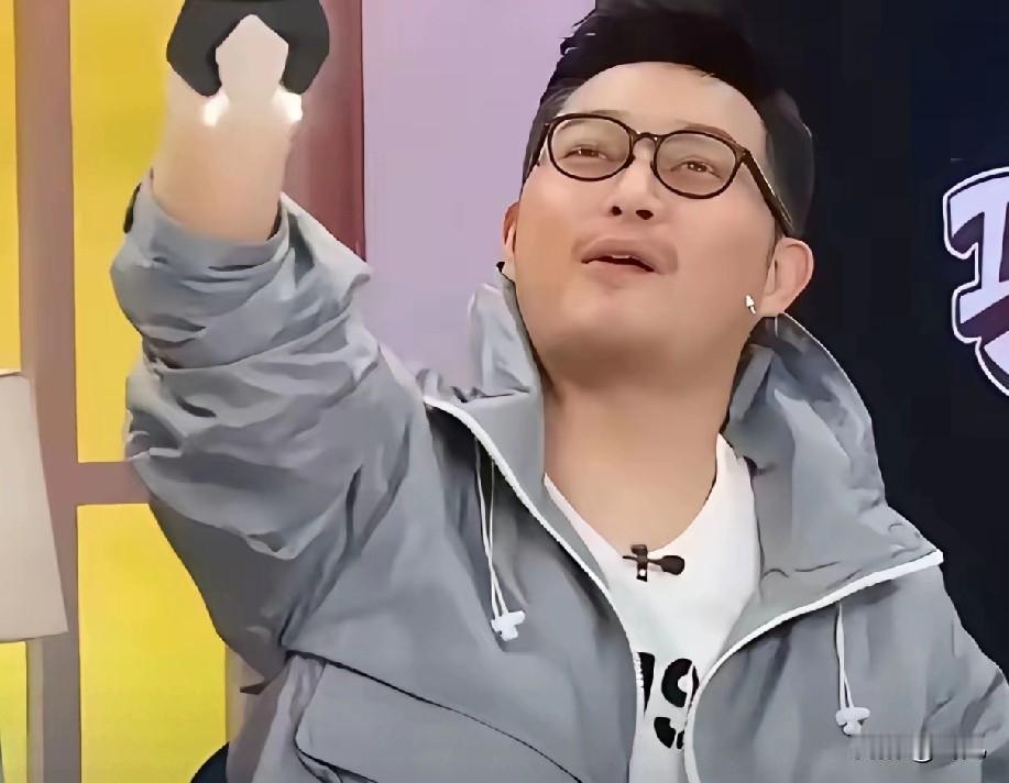 沙溢当年随口一句玩笑，如今想起来后背发凉！刷到以前的综艺片段，真的被惊