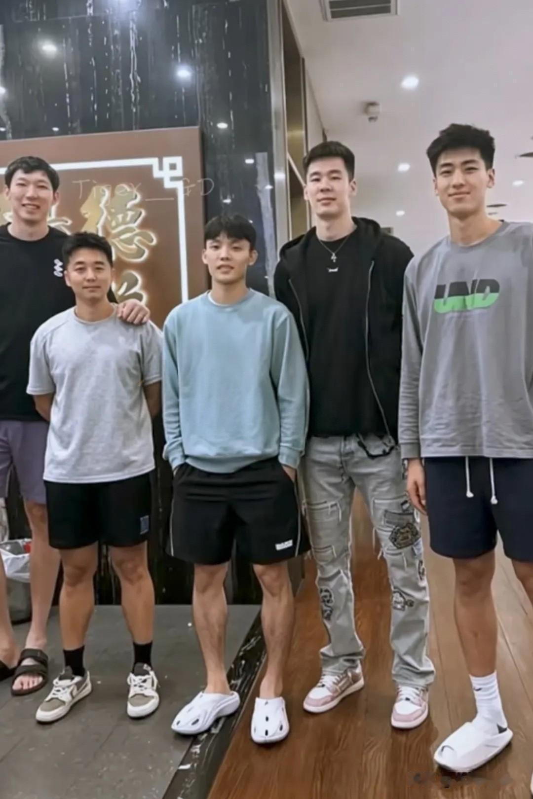 徐杰人气十足！近期，徐杰正在洛杉矶特训！虽然身在他乡，但徐杰的人气还是势不可挡