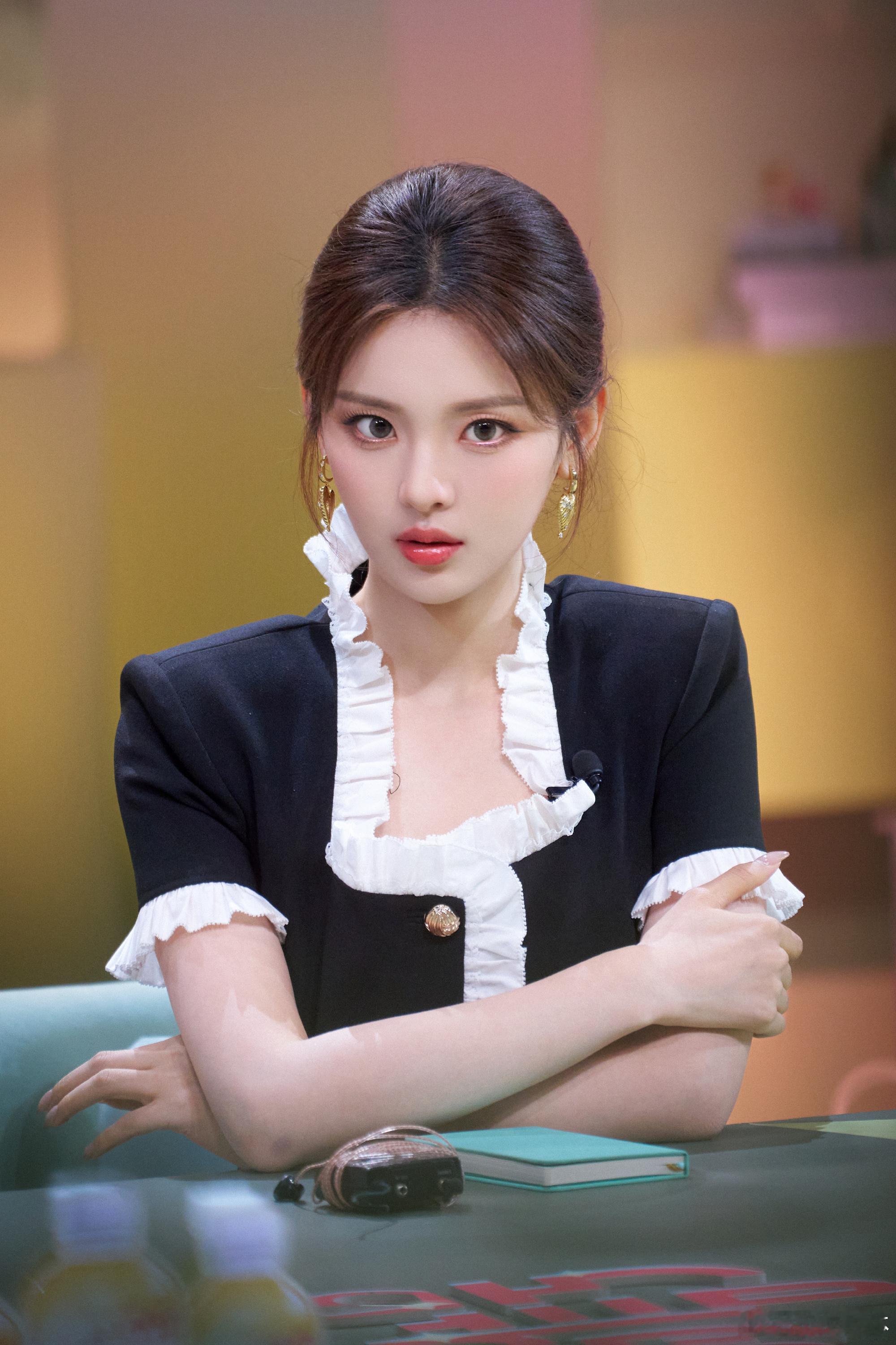 杨超越香槟色女神降临黑白色彩工作照，超越妹妹越来越好看了。