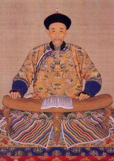 1703年，一天年近50的康熙忙完政务后，回到自己的寝宫后直接点名让50