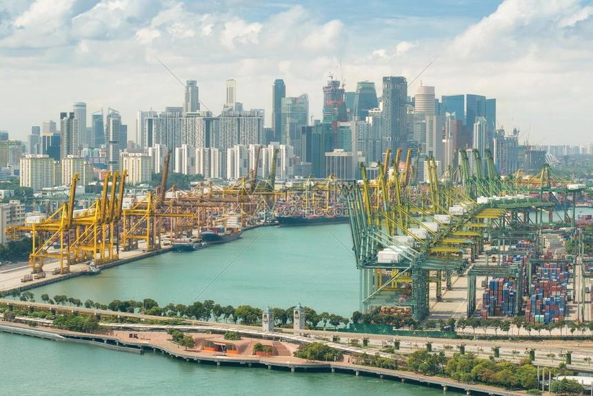 新加坡的焦虑来了。新加坡港口长期以来是亚洲航运的核心枢纽，地理位置得天独厚，扼