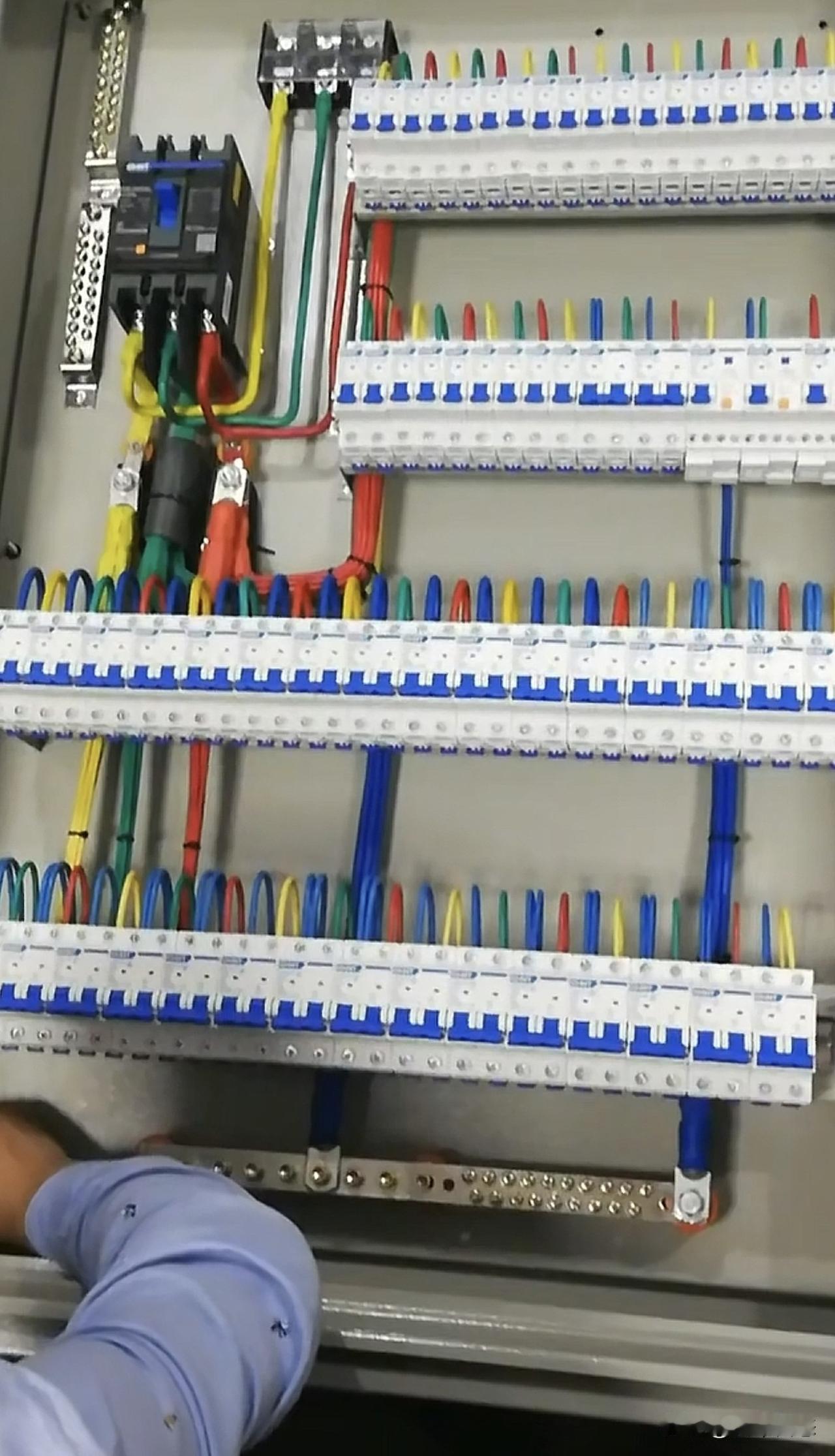 表弟说他每天接这个柜子，一个月工资4500，这个柜子是干什么用的，有什么用呢？有