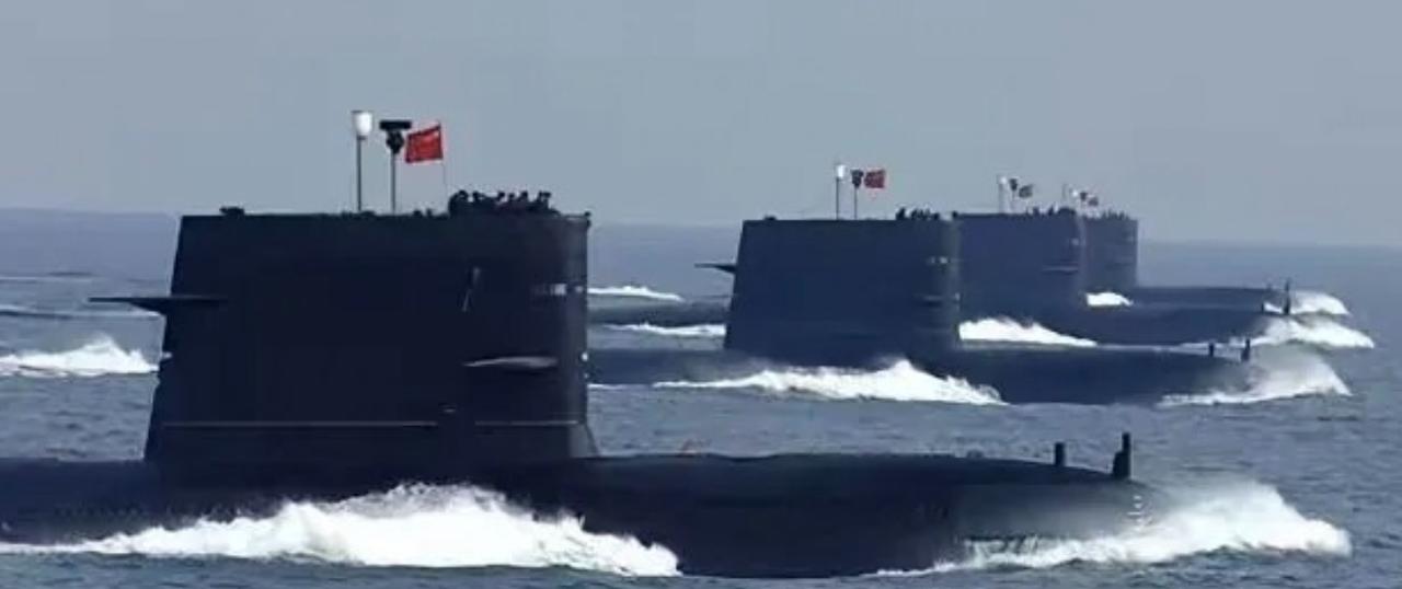 美国海军情报局局长在国会放了句话，底下的议员坐不住了，他说，中国正在用史无前例的