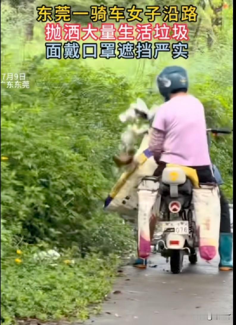 不是蠢就是坏！7月9号有网友发视频曝料，在广东省东莞市的一条马路边上，一位戴