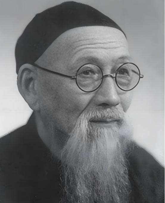 1931年，宋美龄陪母亲游杭州，半个月挥霍了一万三千多块大洋。账单送到浙江省政府