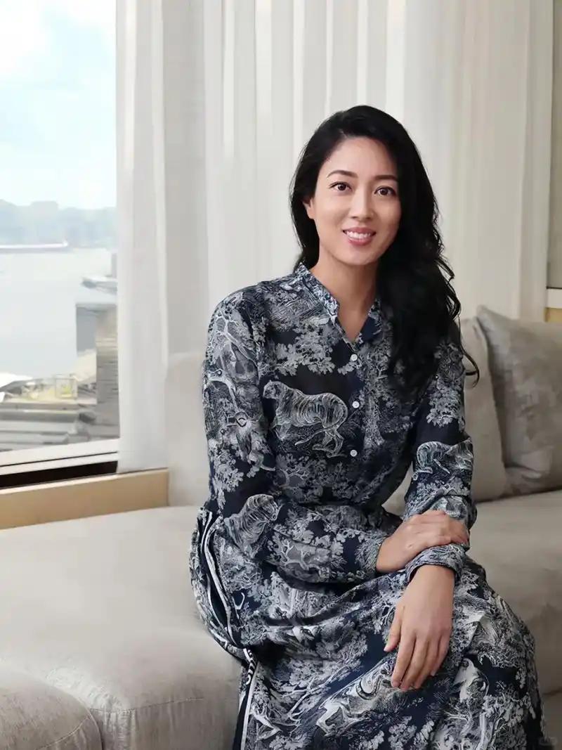 执掌960亿资产的女首富，履新第一天没去豪华办公室，反而现身河南许昌一家超市。香