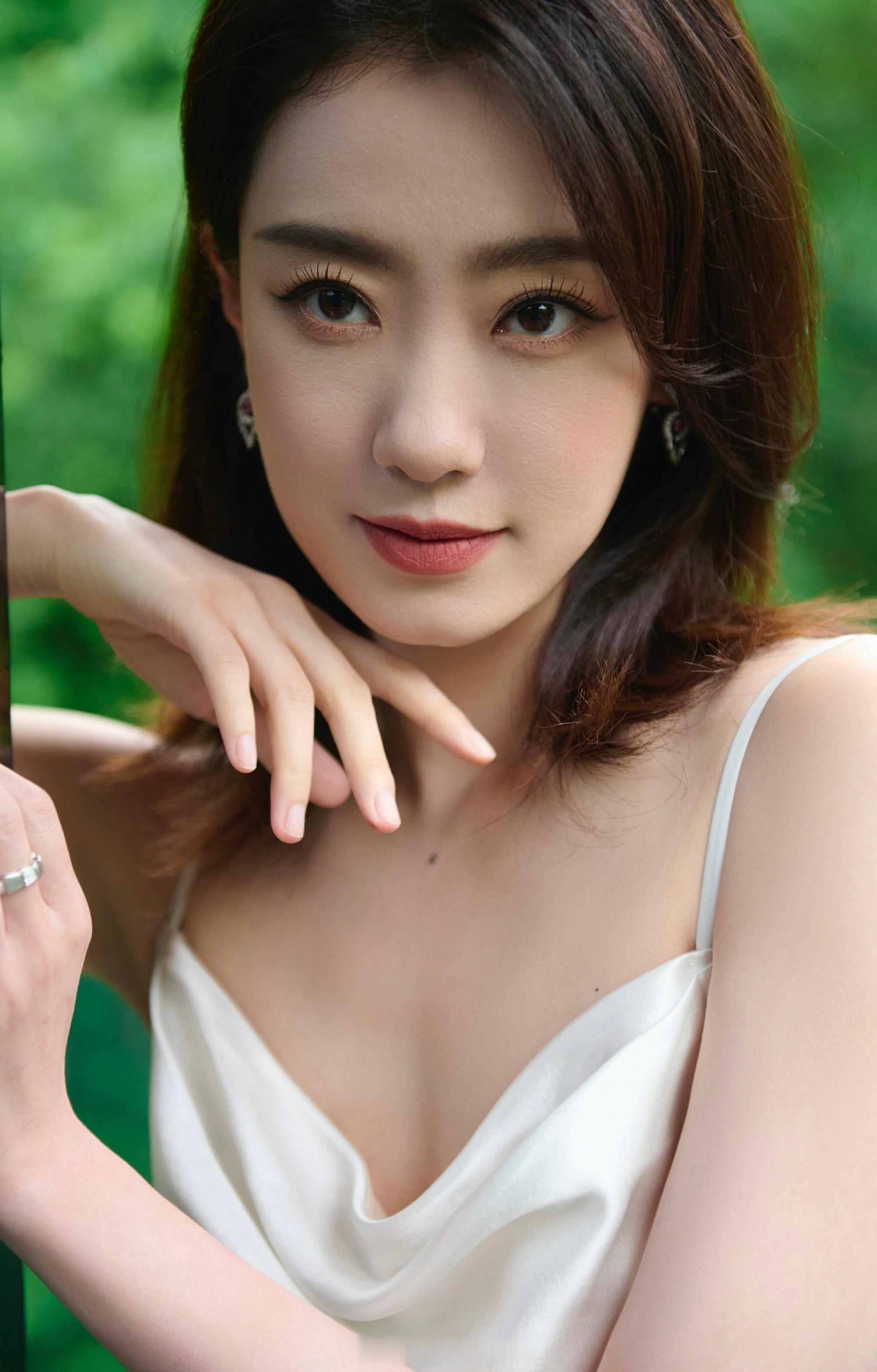 张小斐一袭白裙勾勒动人之姿