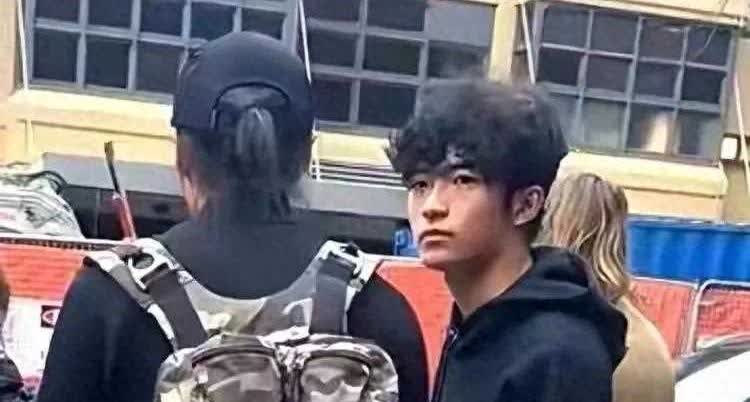 谢霆锋全黑装扮接儿子放学，父子俩神似，基因力量惊人