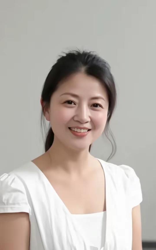 七律·山村靓女青山环抱小村娇，有女婷婷韵自超。笑靥如花添秀色，风姿似柳弄春韶