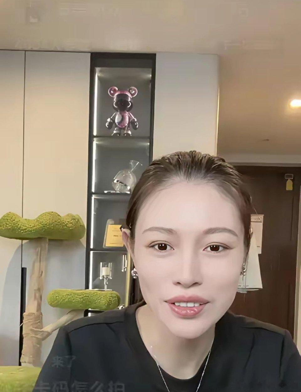 葛荟婕直播看见小苹果机场照，眼眶当场红了，但她说了一句话，评论区全炸了。她说：子