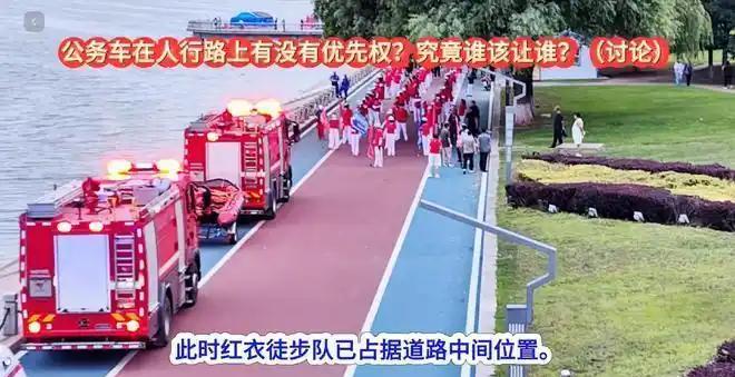“太欠收拾！”7月15日，辽宁2辆消防车和1辆救护车执行任务时，偶遇霸占道路的老