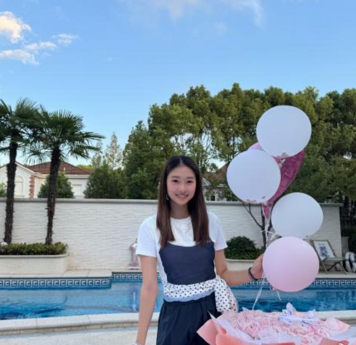文章和马伊琍的大女儿居然已经17岁了⁉️刚刚刷到文君竹的近照，直接惊呆我全家
