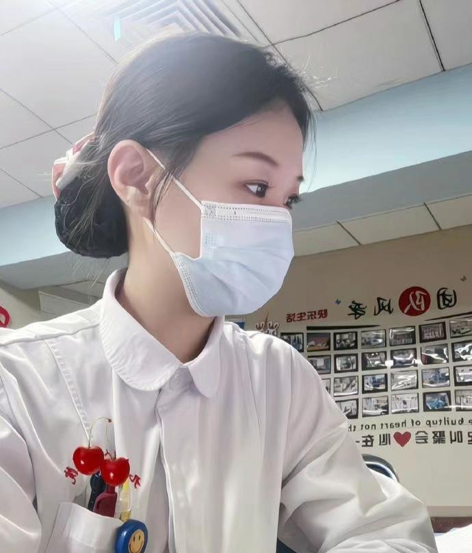 放在十几年前，公立医院招护士、基层医生，大多是医院直签合同，运气好还能拿下事业编