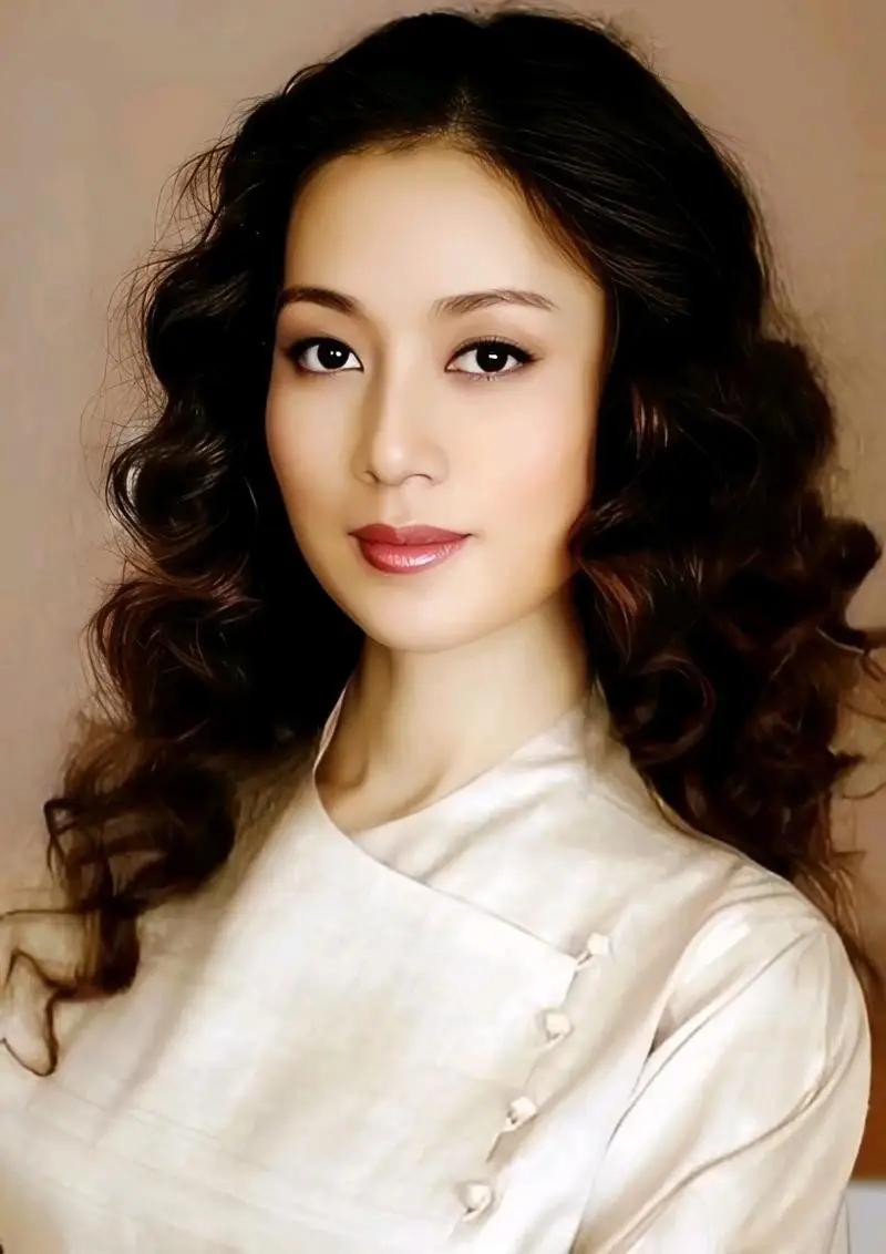 1992年，余秋雨二婚娶了小16岁的女明星马兰。新婚当夜，余秋雨向妻子提出了一个
