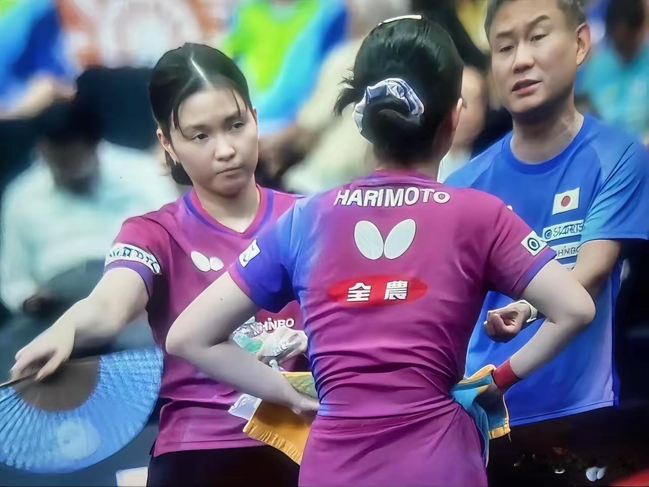 这画面太有意思了！张本美和叫暂停时，教练给她布置战术，队友们也超给力：桥本帆乃香