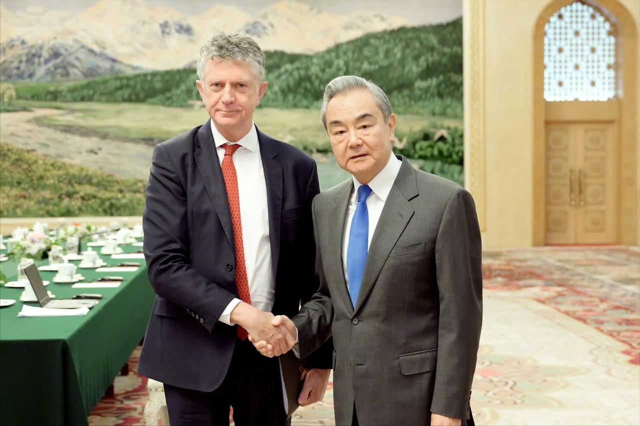 中国和英国谈妥了！11月28日，王毅在北京会见英国首相国家安全事务顾问鲍威尔，这