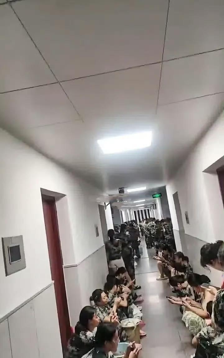 你敢相信这是大一新生军训完排队洗澡吗？网友：最后一个洗完天都亮了吧？