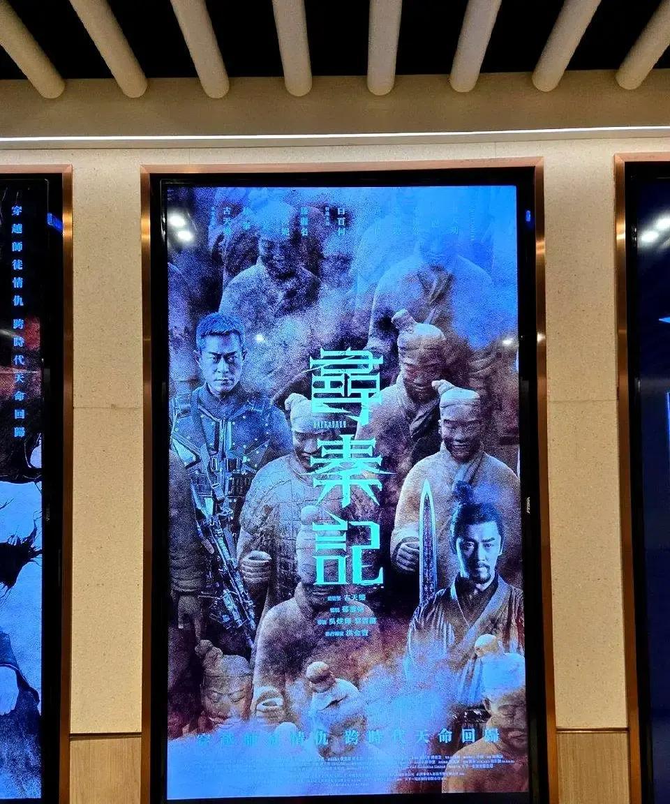 穿越当天，他带枪逼嬴政退位二十年后，项少龙在田里带娃，嬴政在宫里失眠。两人