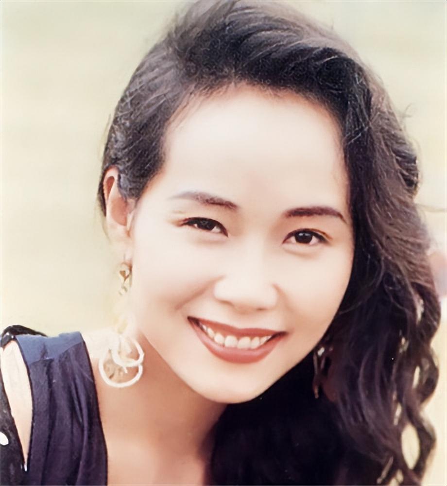 叶童回应亲哥哥李中宁当保安。叶童说，我知道他现在在香港当保安，收入很低，但我不会