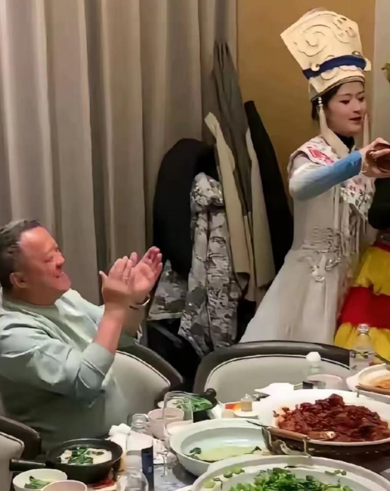 圈子不同，就不要硬挤了，比如娱乐圈那对母女，非要往政商界名媛名流圈子里挤，结果弄