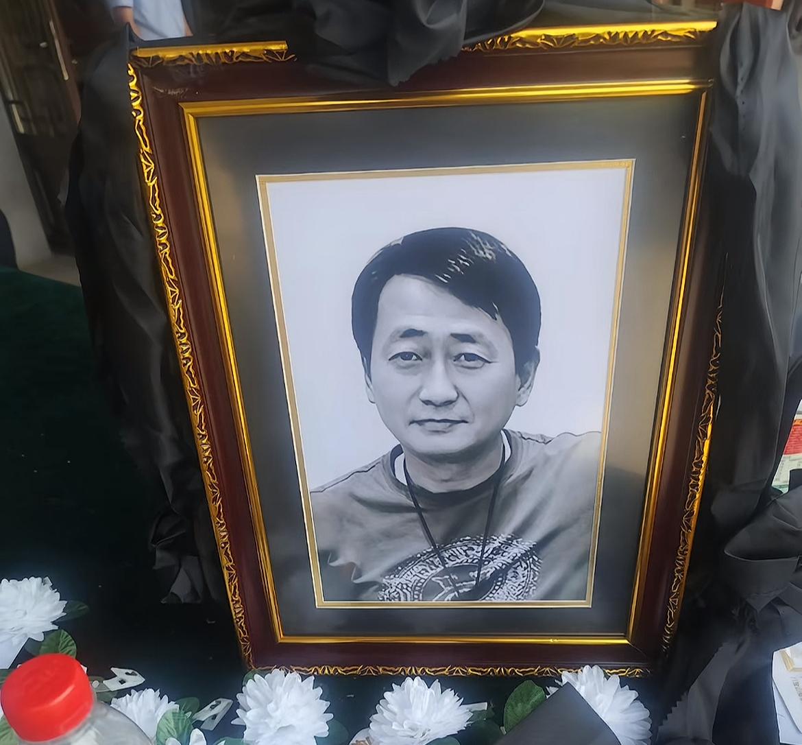 北京老炮“宏伟”追悼会，瞎宝庆这笑容是不是太过分了！早前，有着南城大哥之称的“