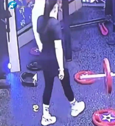 河南新乡，男大学生在健身房举杠铃时，突然一女子迎面走来，手镯碰到杠铃碎了，女子要