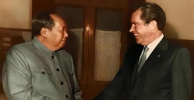 1972年，尼克松访华结束，临别时，突然向毛泽东提出想得到一幅主席的亲笔题字。