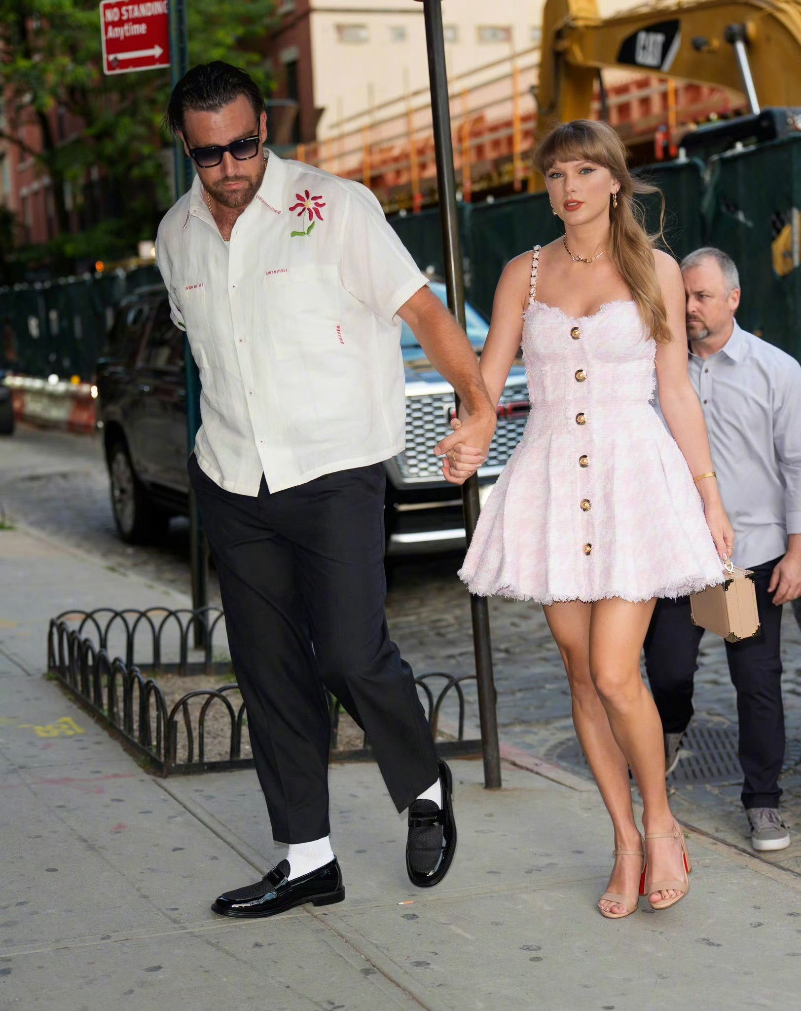 霉霉TaylorSwift和男友TravisKelce最新纽约街拍，转眼，两
