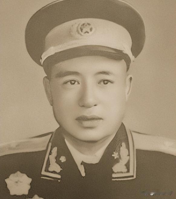 他战功赫赫，却3次被降级，毛主席不忍心，亲自让元帅问他想要啥军衔。这位命运