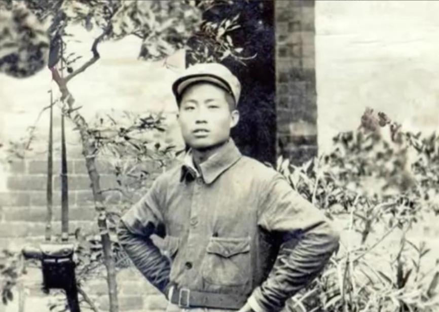 他是陈赓麾下第一猛将，30岁娶19岁娇妻，结婚才3天竟然当众拿枪追着新娘，喊道：